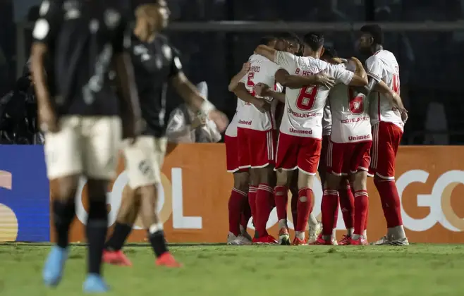 Vasco perde para o Internacional e desperdiça chance de encostar no G7 do Brasileirão