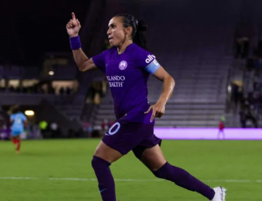 Corinthians tenta a contratação de Marta, mas prega cautela; veja detalhes