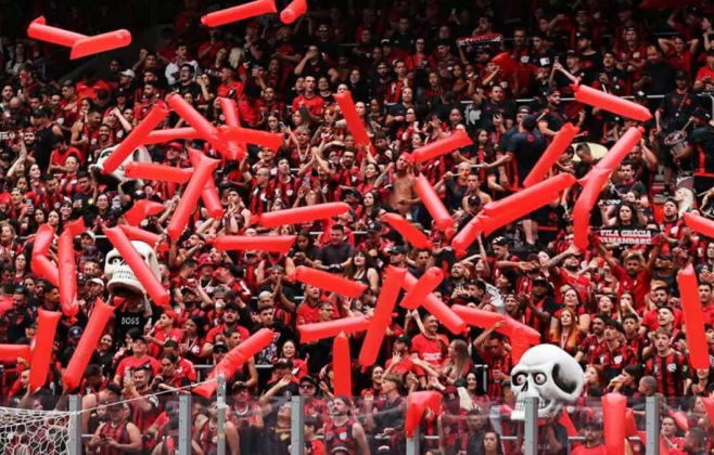 Torcida do Athletico faz abaixo-assinado pedindo afastamento de Petraglia