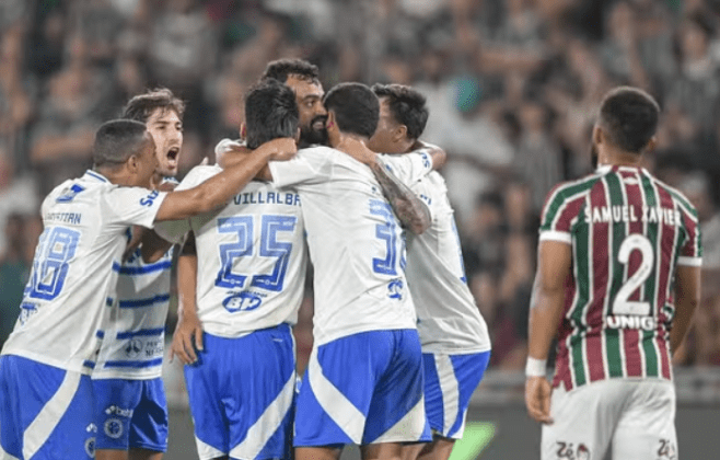 Cruzeiro resolve no primeiro tempo, vence o Fluminense e assume a liderança do Brasileirão