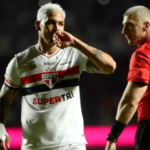 Luciano brilha e São Paulo vence o Corinthians no Morumbis, afastando-se do Z-4