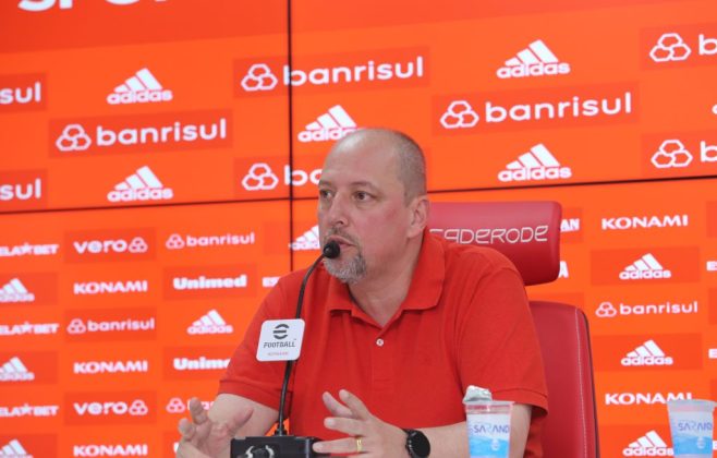 Presidente do Inter se manifesta após eliminação e crava permanência de Roger Machado