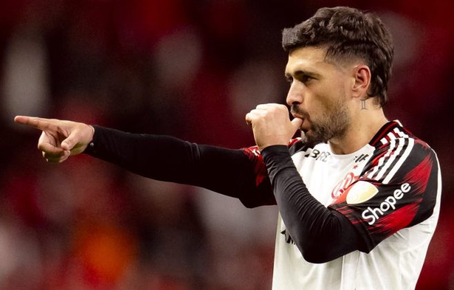Com brilho de ídolos, Flamengo avança e reencontra rival após 31 anos