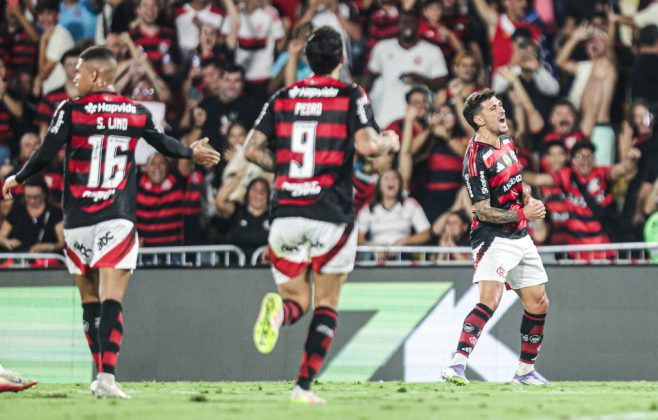 Flamengo decide nos primeiros 5 minutos de jogo e aniquila o Vitória no Maracanã