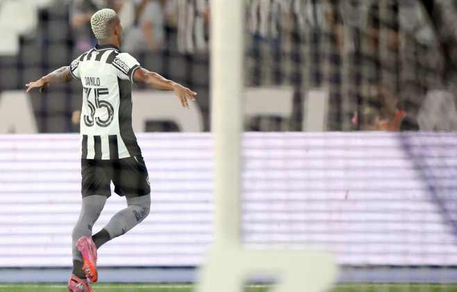 Com show de gols de fora da área, Botafogo goleia Bragantino
