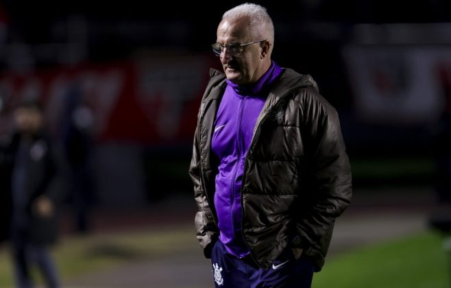 Corinthians negocia com atacante ex-Flamengo