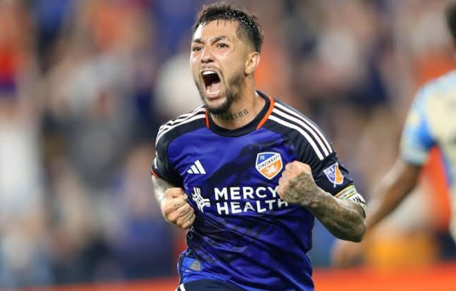 Luciano Acosta chega ao Rio para fechar com o Fluminense e pode reforçar time na Sul-Americana
