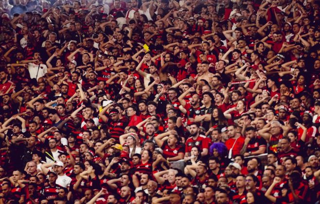Torcedores do Flamengo são identificado por agredirem vascaínos em um bar